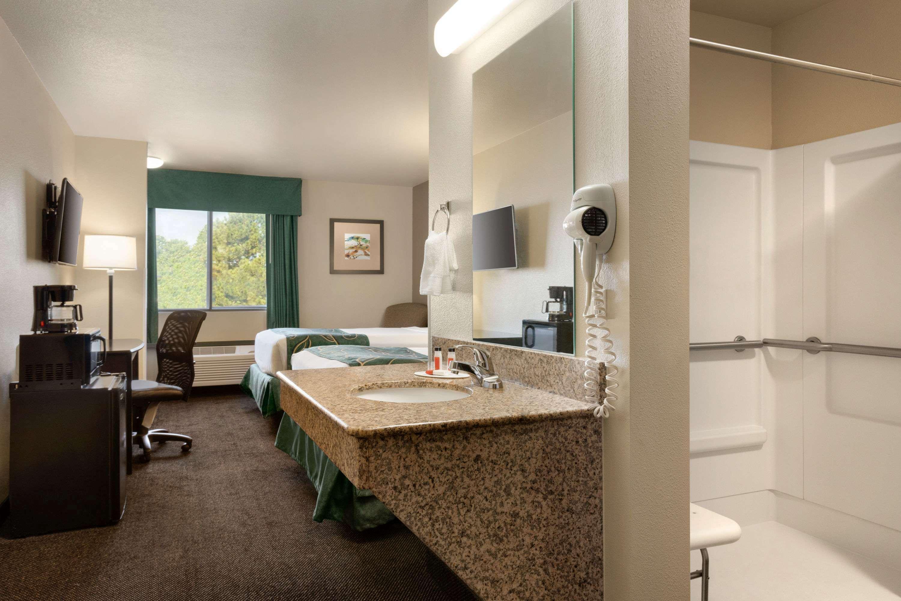 Baymont By Wyndham Wellington Hotel Bagian luar foto